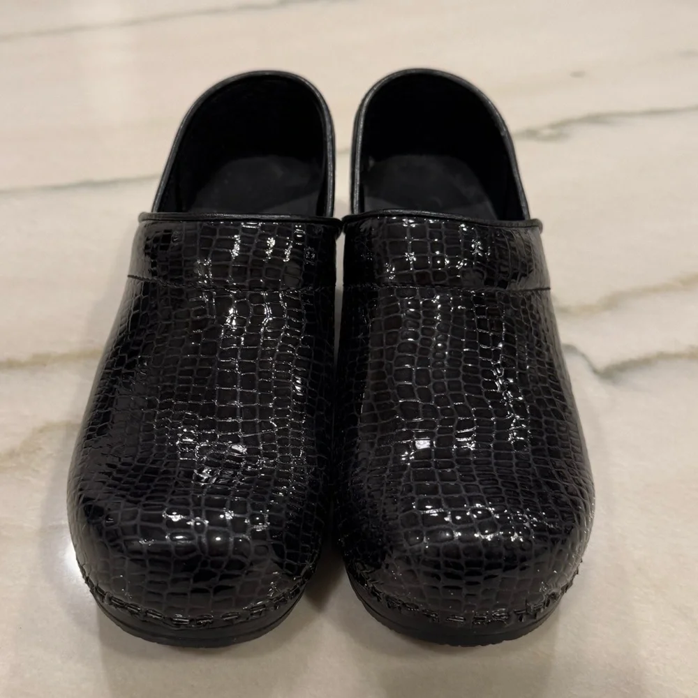 Sanita Clogs Womens Size 37 US 6.5 Black Patent Croc Embossed Professional - Picture 3 of 7